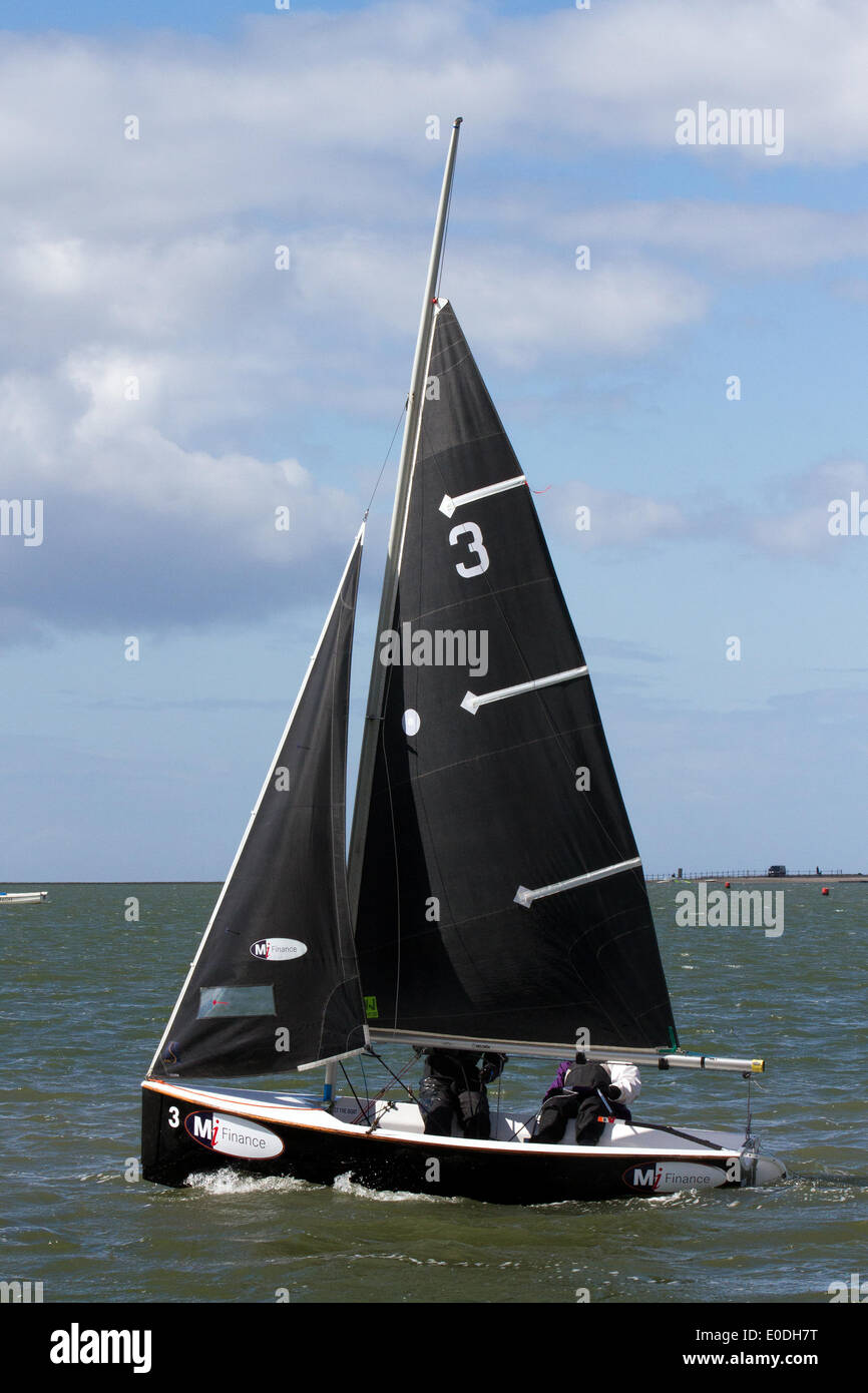 Carreras de yates West Kirby Sailing Club, Liverpool. Mayo de 2014 Trofeo de los campeonatos de carreras de British Open Team 2014. Liga Premier de Vela «The Wilson Trophy» 200 marineros de clase olímpica compiten anualmente en el anfiteatro marino de Kirby en uno de los eventos favoritos del mundo, donde miles de espectadores siguen 300 carreras frenética cortas y agudas en equipos de tres barcos que se disputan en el lago del puerto deportivo para ganar el codiciado título: “Campeón del Trofeo Wilson”. Foto de stock