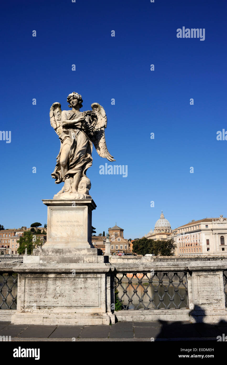 italia, roma, estatua de ángel en el puente de sant'angelo y basílica de san pedro, ángel con la corona de espinas Foto de stock