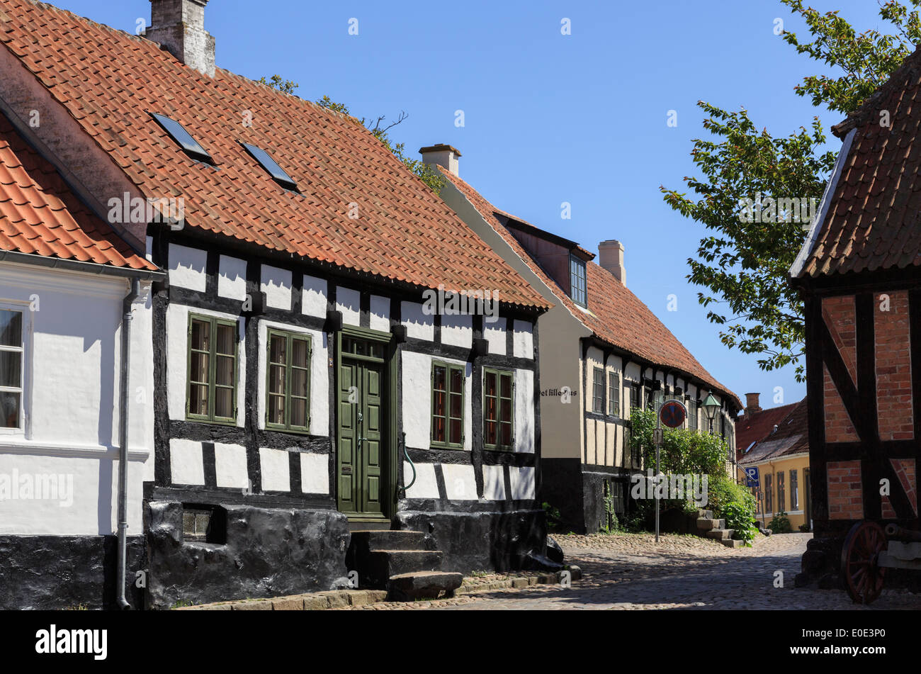 Pintorescas casas antiguas en estrecha callejuela de Ebeltoft, Overgade, de Jutlandia, Dinamarca, Escandinavia Foto de stock