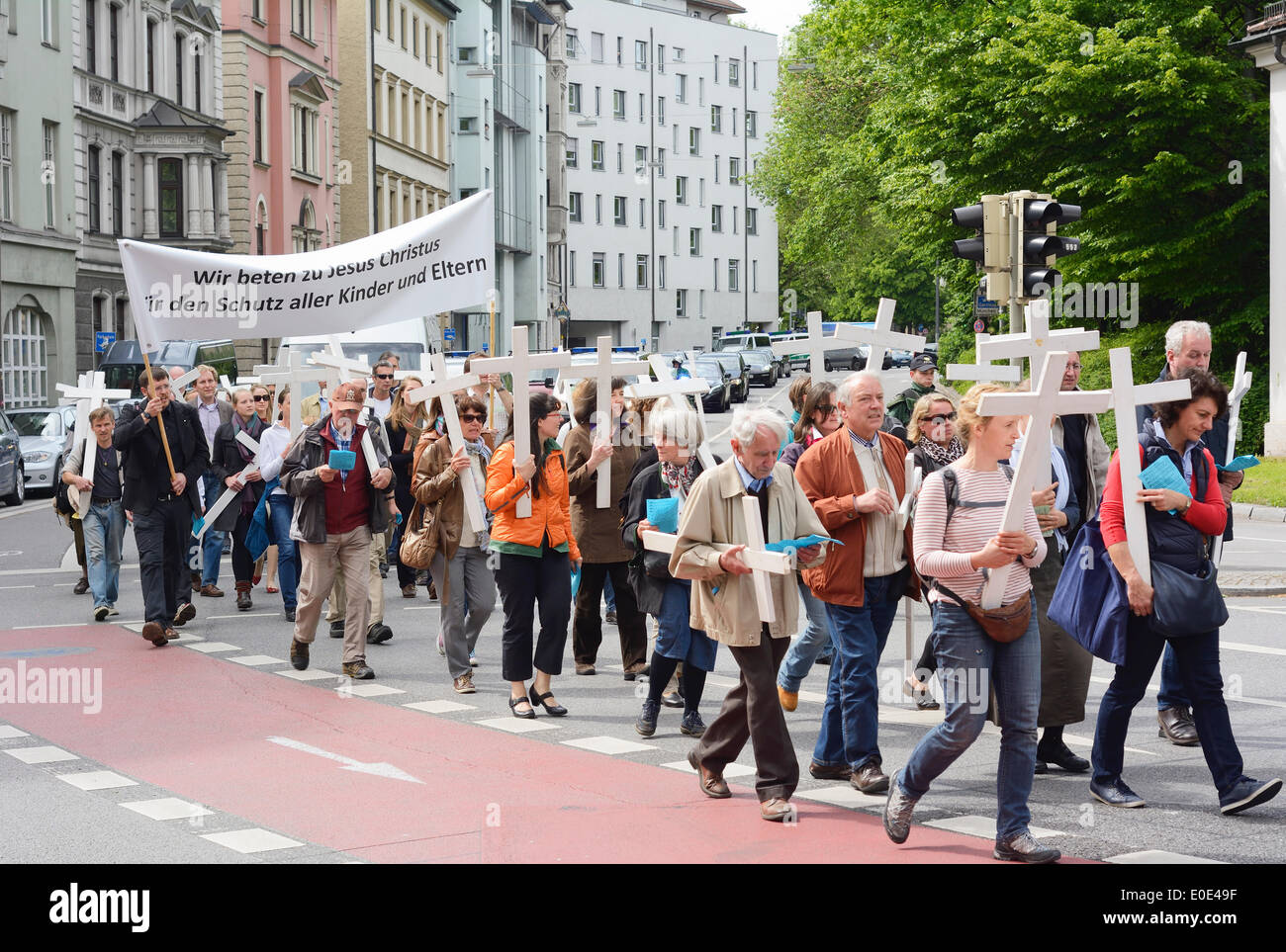 MUNICH, Alemania - 10 de mayo de 2014: Anti-Abortion demostración con los participantes portaban las cruces cristianas y banners. Foto de stock