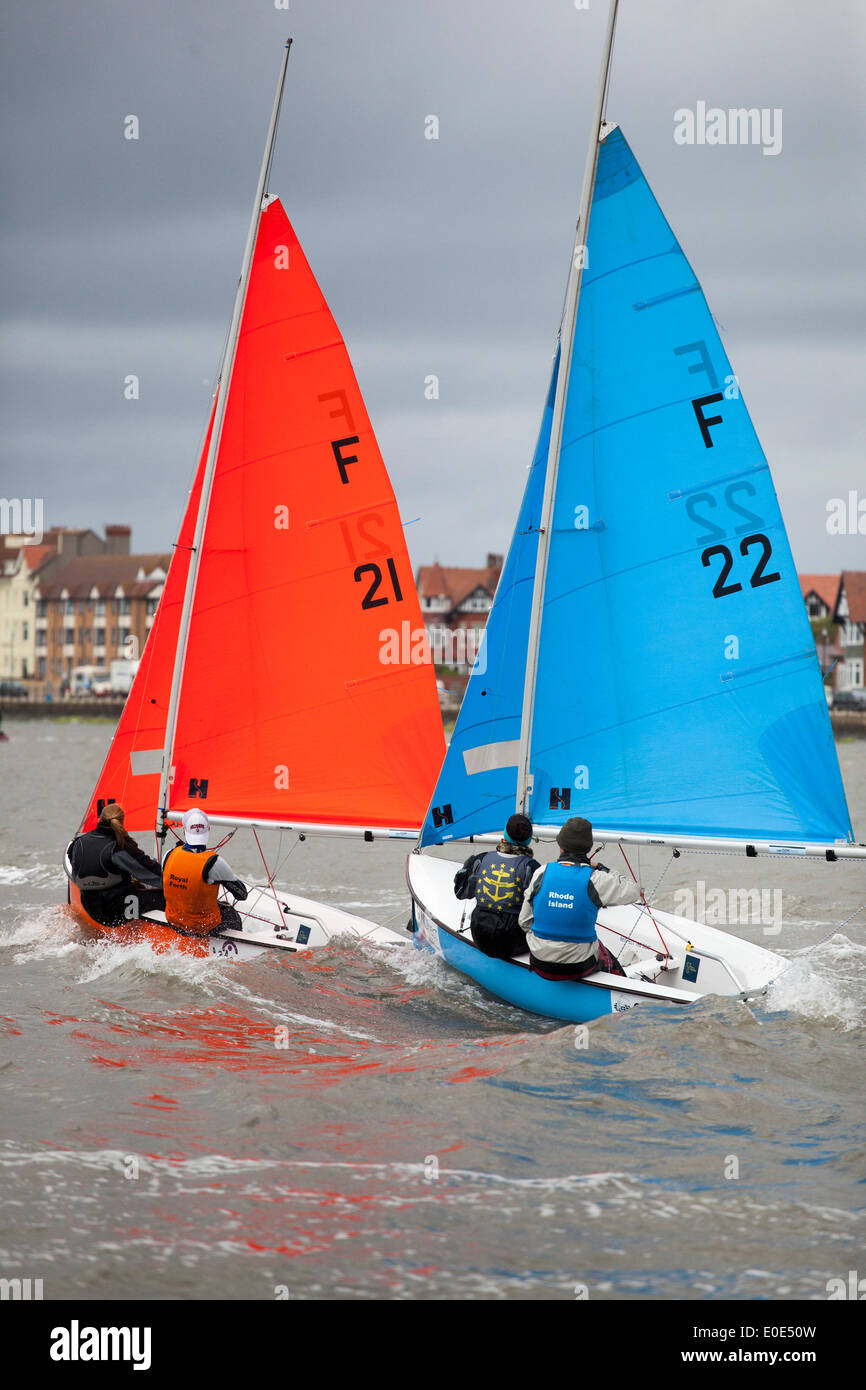 West Kirby, Liverpool. 10 de mayo de 2014. Campeonato Abierto británico Team Racing Trophy 2014. Premier League vela el Trofeo 'Wilson' 200 marineros de clase olímpica competir anualmente en Kirby's marine anfiteatro en uno de los favoritos del mundo eventos donde cientos de espectadores siguen 300 cortos, Sharp frenética carreras en tres equipos compitiendo en un barco marina lago del tamaño de un campo de fútbol para ganar el codiciado título: "Wilson Trofeo campeón." crédito: Cernan Elias/Alamy Live News Foto de stock