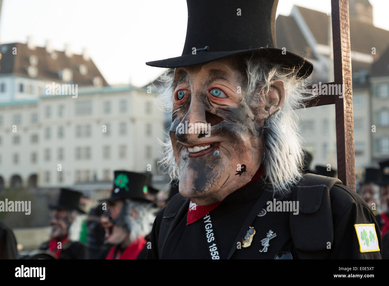 Una fotografía de una máscara y el traje al Basler Fasnacht (carnaval) en Suiza. Foto de stock
