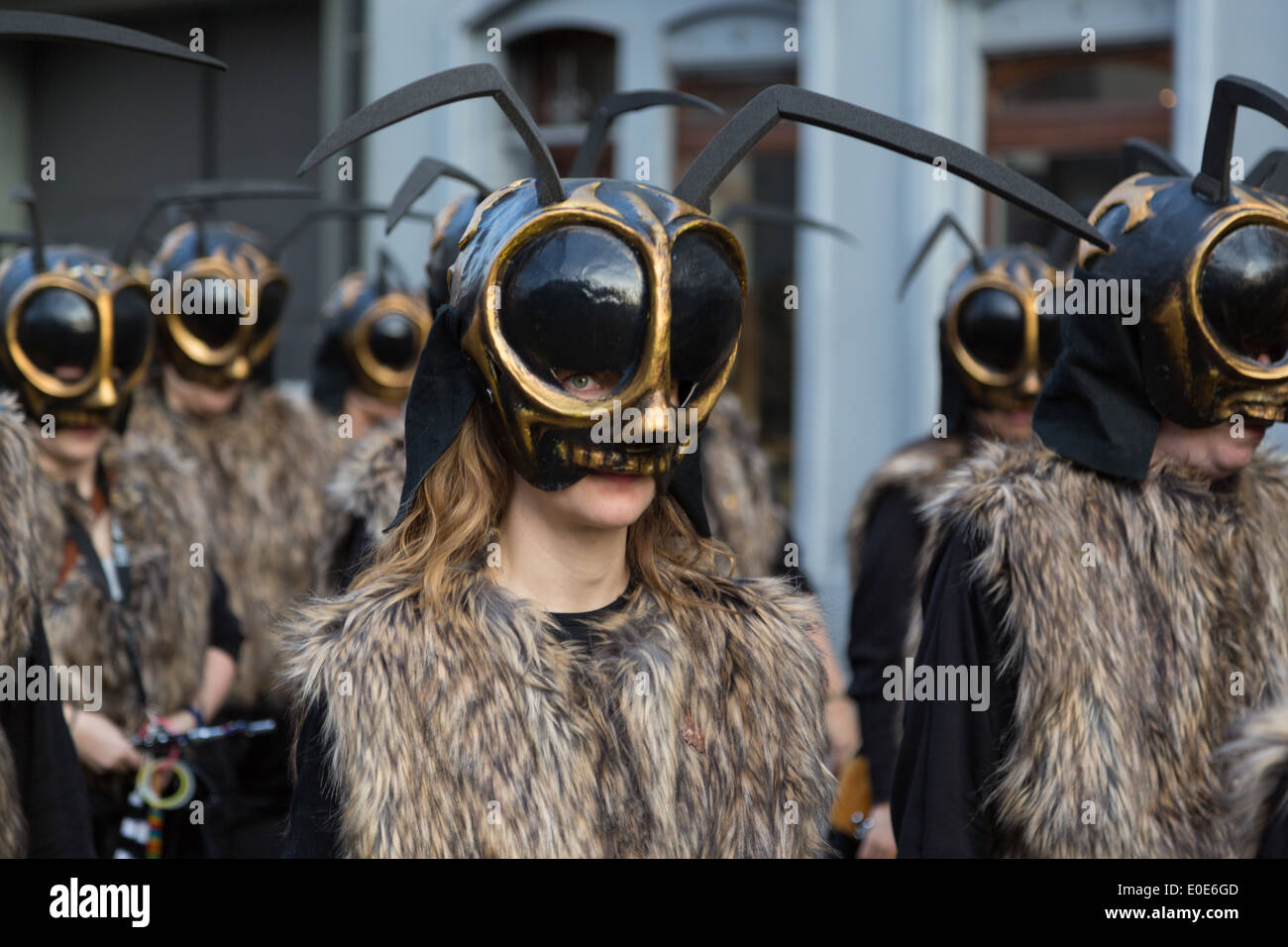 Una fotografía de algunos disfraces de abeja con máscaras en un carnaval.  Están marchando juntos para llamar nuestra atención a su situación  Fotografía de stock - Alamy