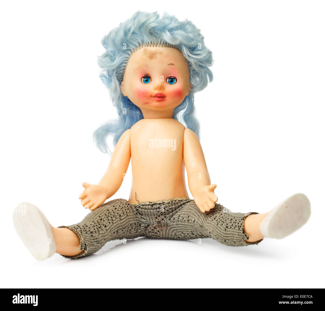 Muñecas de plástico viejo con cabello azul aislado sobre fondo blanco. Foto de stock