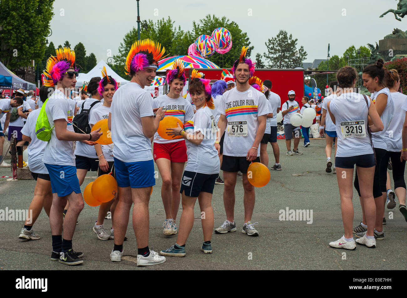 El Parque Valentino de Turín Piamonte Italia El Color. Carrera de 3 millas donde gana quien llega a la línea de meta, no al primero, pero las más coloridas.Durante la carrera, los participantes son rociados en 5 ubicaciones distintas, 5 colores, uno diferente a la ubicación .Los participantes se encuentran antes de la carrera Foto de stock