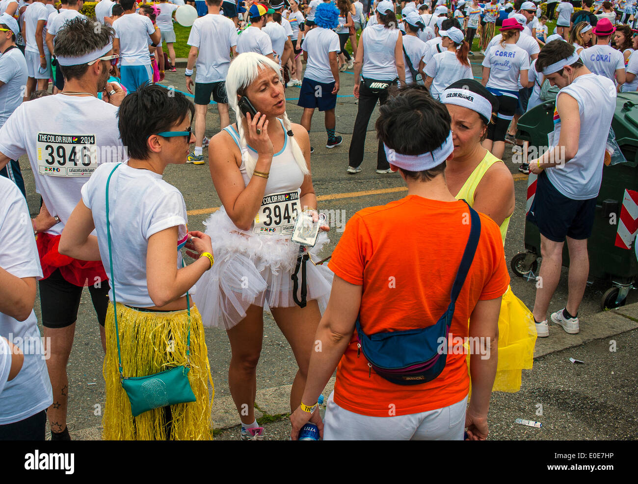 El Parque Valentino de Turín Piamonte Italia El Color. Carrera de 3 millas donde gana quien llega a la línea de meta, no al primero, pero las más coloridas.Durante la carrera, los participantes son rociados en 5 ubicaciones distintas, 5 colores, uno diferente a la ubicación .Los participantes se encuentran antes de la carrera Foto de stock