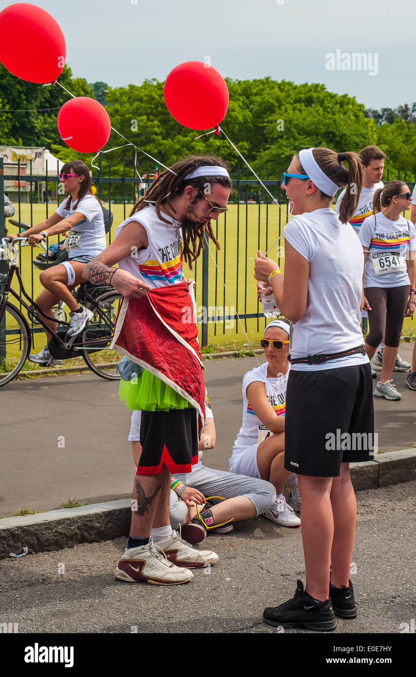 El Parque Valentino de Turín Piamonte Italia El Color. Carrera de 3 millas donde gana quien llega a la línea de meta, no al primero, pero las más coloridas.Durante la carrera, los participantes son rociados en 5 ubicaciones distintas, 5 colores, uno diferente a la ubicación .Los participantes se encuentran antes de la carrera Foto de stock