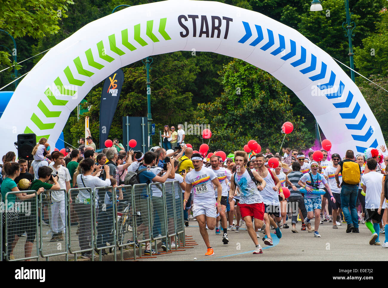 El Parque Valentino de Turín Piamonte Italia El Color. Carrera de 3 millas donde gana quien llega a la línea de meta, no al primero, pero las más coloridas.Durante la carrera, los participantes son rociados en 5 ubicaciones distintas, 5 colores, uno diferente a la ubicación .el inicio Foto de stock