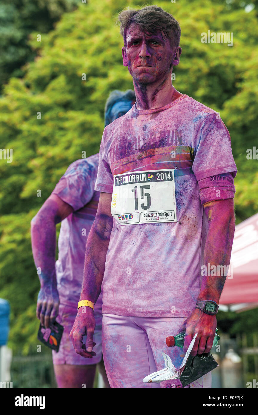 El Parque Valentino de Turín Piamonte Italia El Color ejecutar 10 de mayo de 2014. Carrera de 3 millas donde gana quien llega a la línea de meta, no al primero, pero las más coloridas.Durante la carrera, los participantes son rociados en 5 ubicaciones distintas, 5 colores, uno diferente a la ubicación. El paseo es más Foto de stock