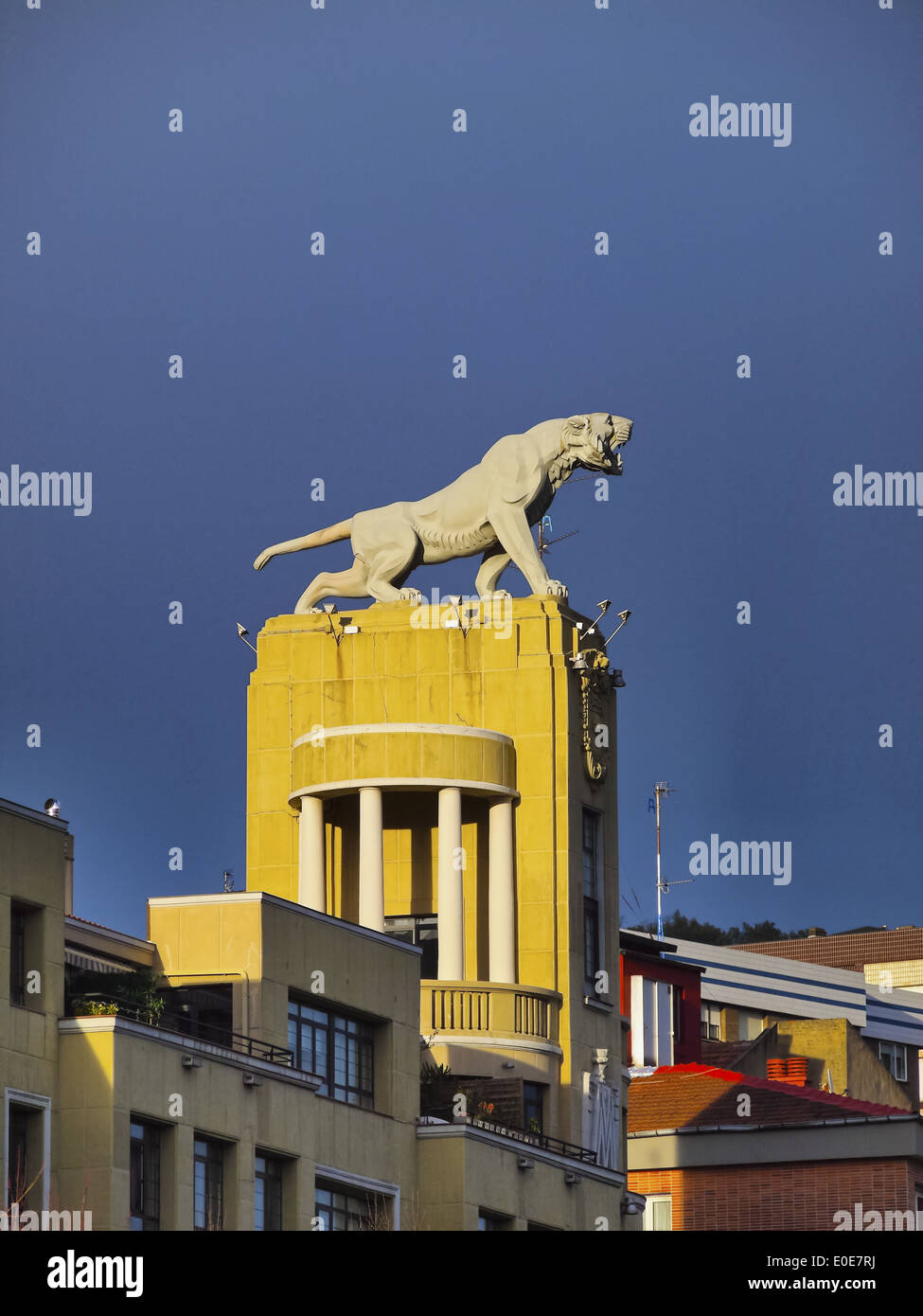 Edificio del Tigre - antiguo edificio industrial, transformado en un edificio residencial, el edificio lleva el nombre de un tigre Foto de stock