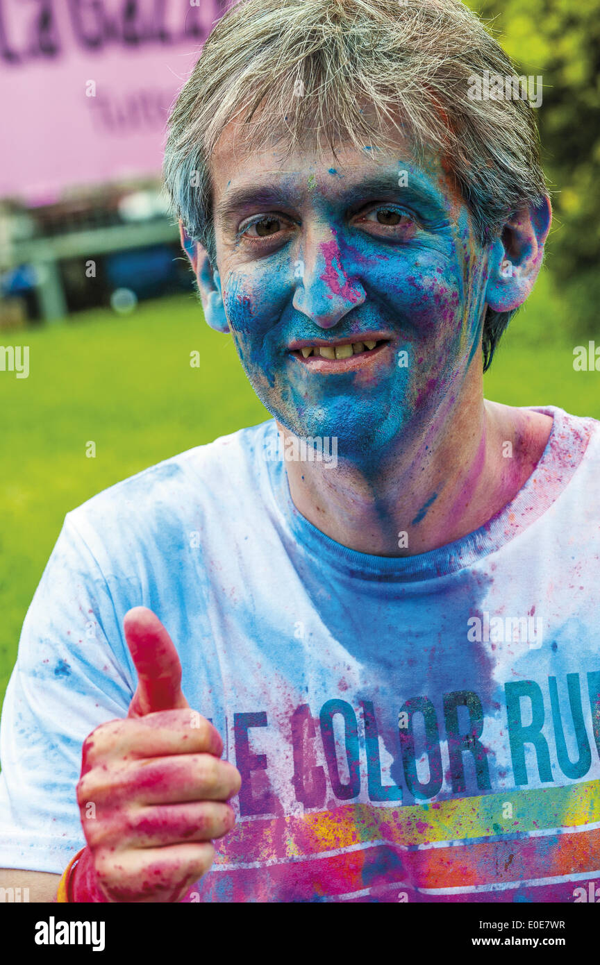 El Parque Valentino de Turín Piamonte Italia El Color ejecutar 10 de mayo de 2014. Carrera de 3 millas donde gana quien llega a la línea de meta, no al primero, pero las más coloridas.Durante la carrera, los participantes son rociados en 5 ubicaciones distintas, 5 colores, uno diferente a la ubicación. El paseo es más Foto de stock