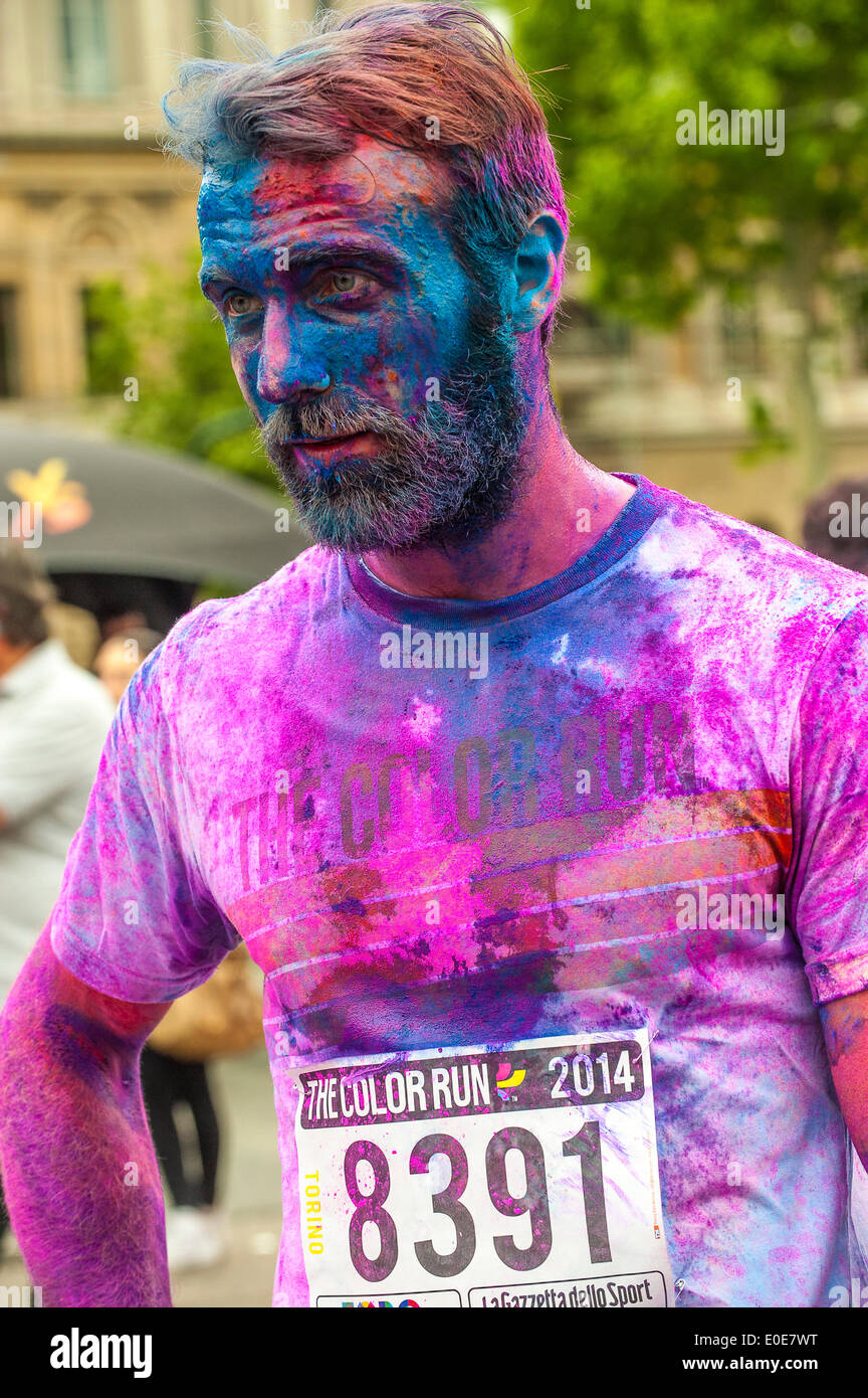 El Parque Valentino de Turín Piamonte Italia El Color ejecutar 10 de mayo de 2014. Carrera de 3 millas donde gana quien llega a la línea de meta, no al primero, pero las más coloridas.Durante la carrera, los participantes son rociados en 5 ubicaciones distintas, 5 colores, uno diferente a la ubicación. El paseo es más Foto de stock