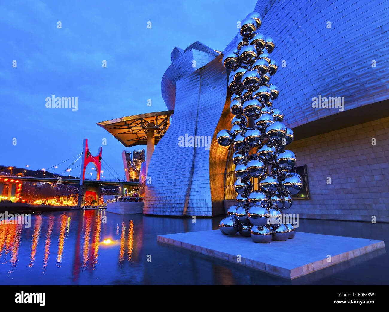 La escultura 'El Gran árbol' de Anish Kapoor en frente del Museo Guggenheim en Bilbao, País Vasco, España Foto de stock