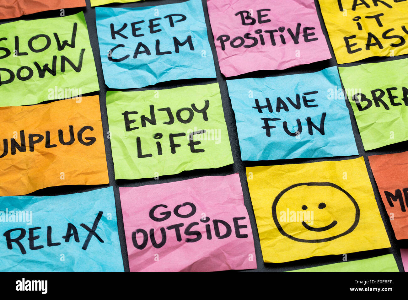 Mantener la calma, relajarse, disfrutar de la vida y otros recordatorios sobre el estilo de vida motivacionales coloridas notas rápidas Foto de stock