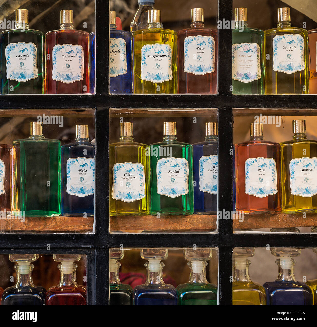 Compuesto de fragancia en una tienda de perfumería, Gordon, Provence, Francia Foto de stock