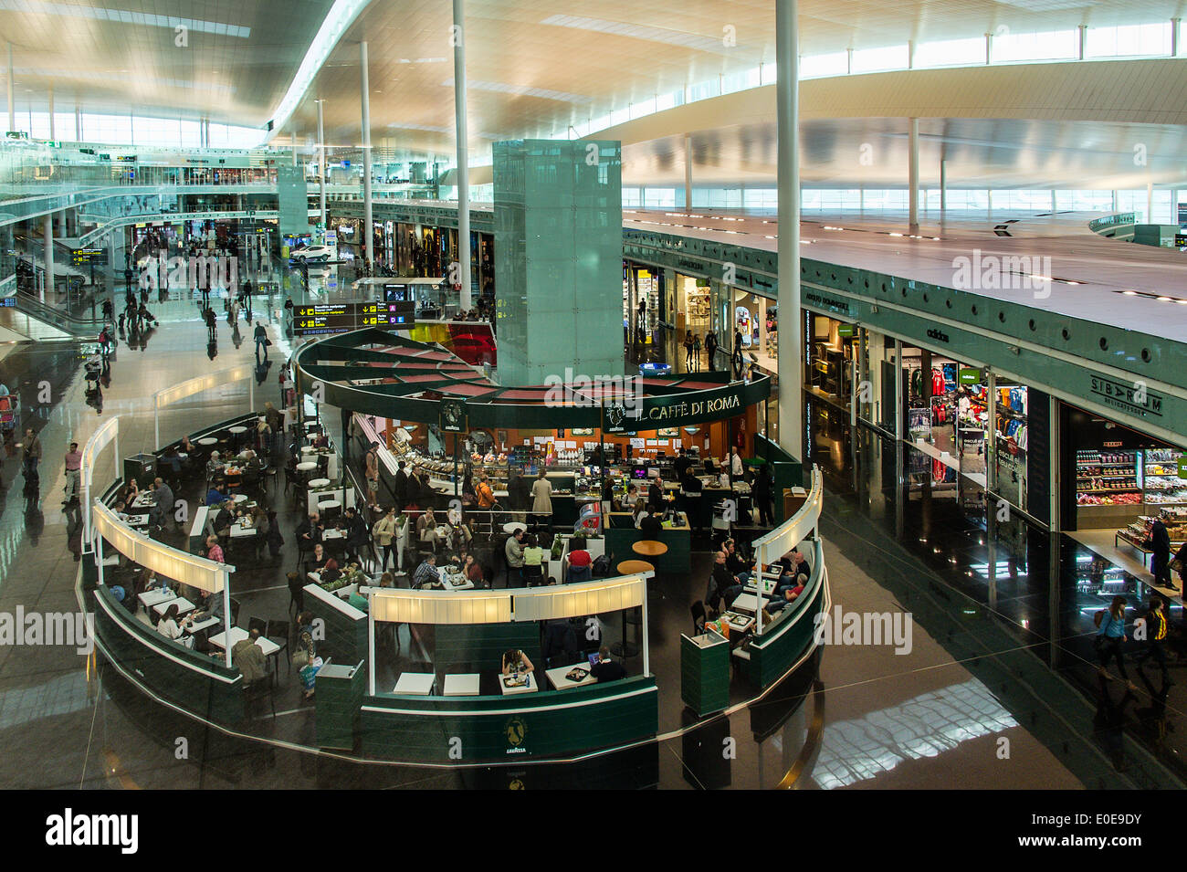 Tiendas ocupado en el aeropuerto, Barcelona , España Foto de stock