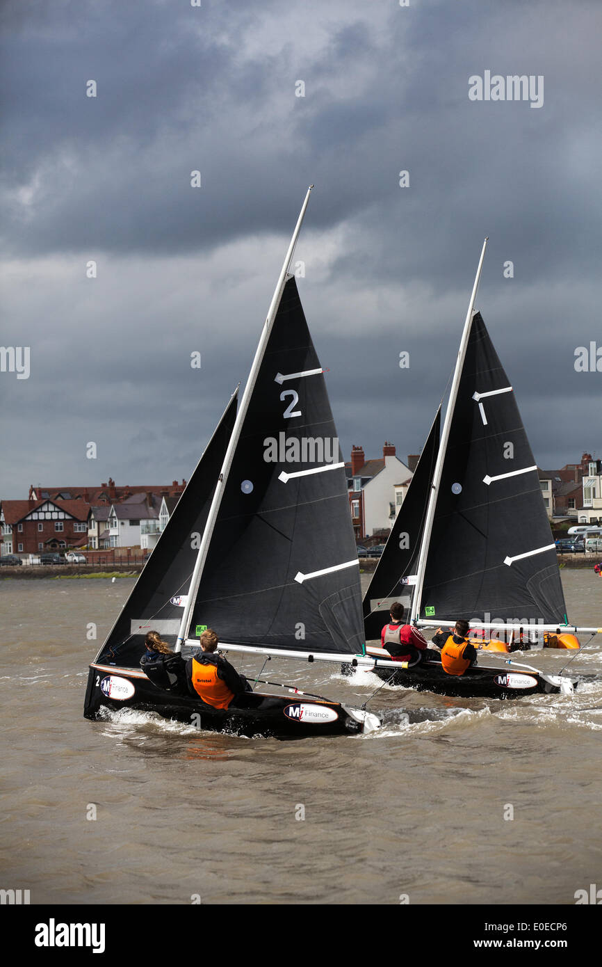 West Kirby, Liverpool. 10 de mayo de 2014. Mi Finance patrocinó a la tripulación de Bristol en el torneo British Open Team Racing Championships 2014. La Premier League ‘The Wilson Trophy’ 200 de vela los marineros de clase olímpica compiten anualmente en el anfiteatro marino de Kirby en uno de los eventos favoritos del mundo, donde cientos de espectadores siguen 300 carreras cortas y afiladas en equipos de tres barcos que se agolpan en el lago del puerto deportivo para ganar el codiciado título: “Wilson Trophy Champion”. Foto de stock