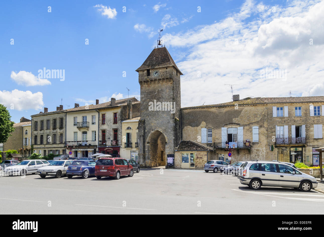 Porte de Benauge, la puerta principal y las murallas de la ciudad medieval  de Saint-Macaire, Gironde, Francia Fotografía de stock - Alamy