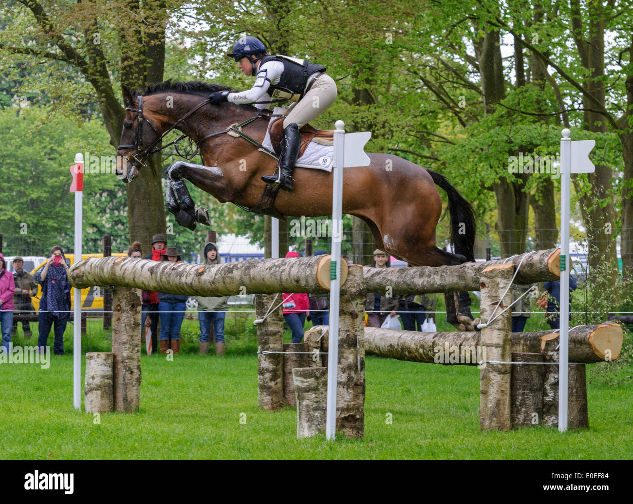 Badminton House, Gloucestershire, el 10 de mayo de 2014. Pippa Funnell y BILLY CUIDADO - fase de Cross Country, Mitsubishi Motors Badminton Horse Trials. Crédito: Nico Morgan/Alamy Live News Foto de stock