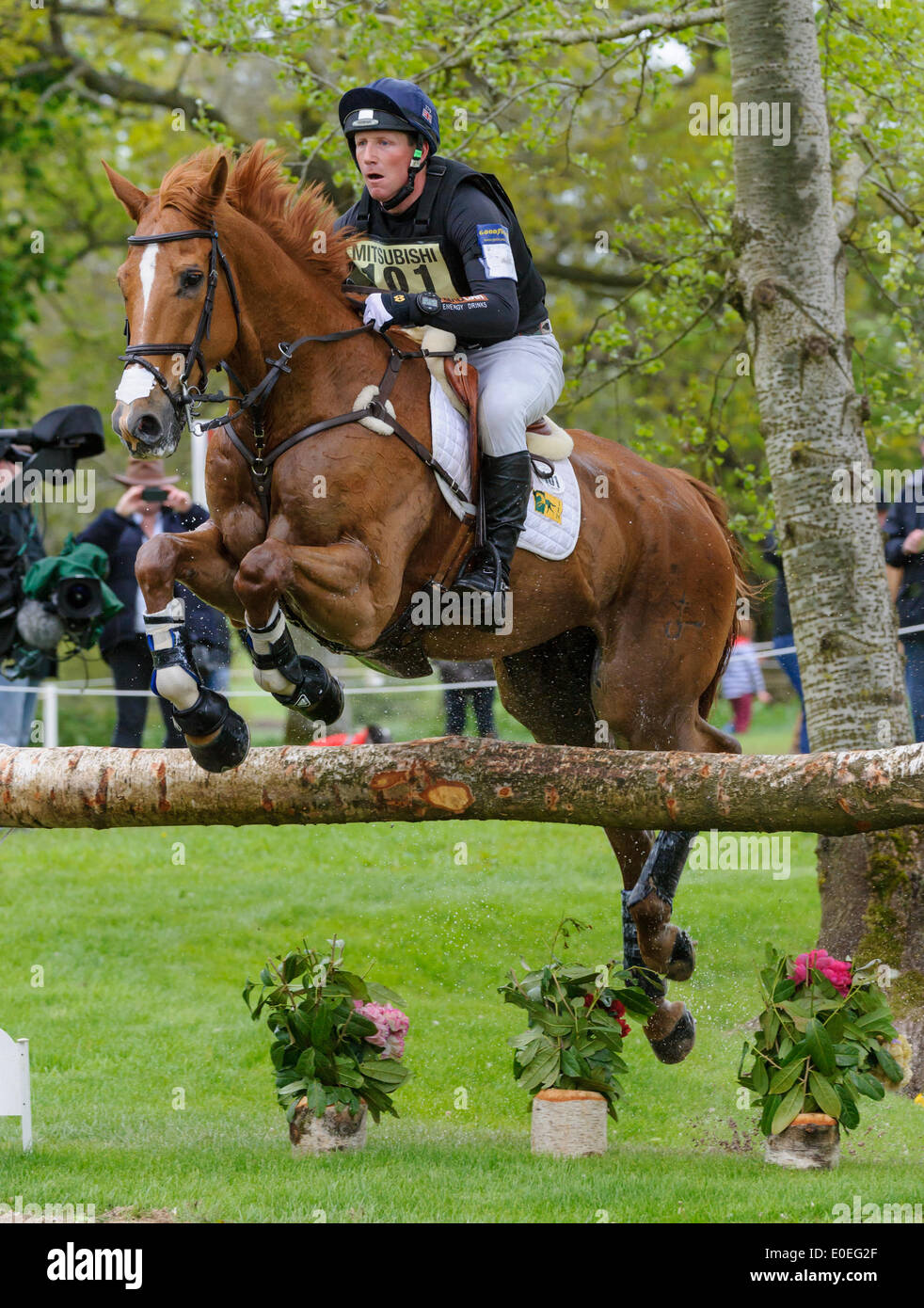 Badminton House, Gloucestershire, el 10 de mayo de 2014. Oliver Townend y armada - fase de Cross Country, Mitsubishi Motors Badminton Horse Trials. Crédito: Nico Morgan/Alamy Live News Foto de stock