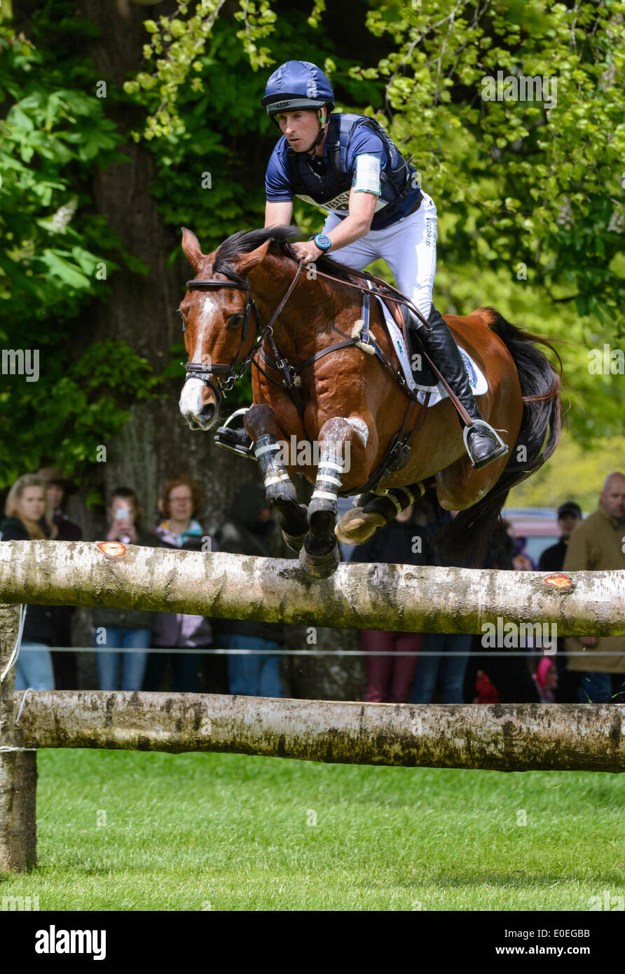 Badminton House, Gloucestershire, el 10 de mayo de 2014. Tim Price y RINGWOOD SKY BOY - fase de Cross Country, Mitsubishi Motors Badminton Horse Trials. Crédito: Nico Morgan/Alamy Live News Foto de stock