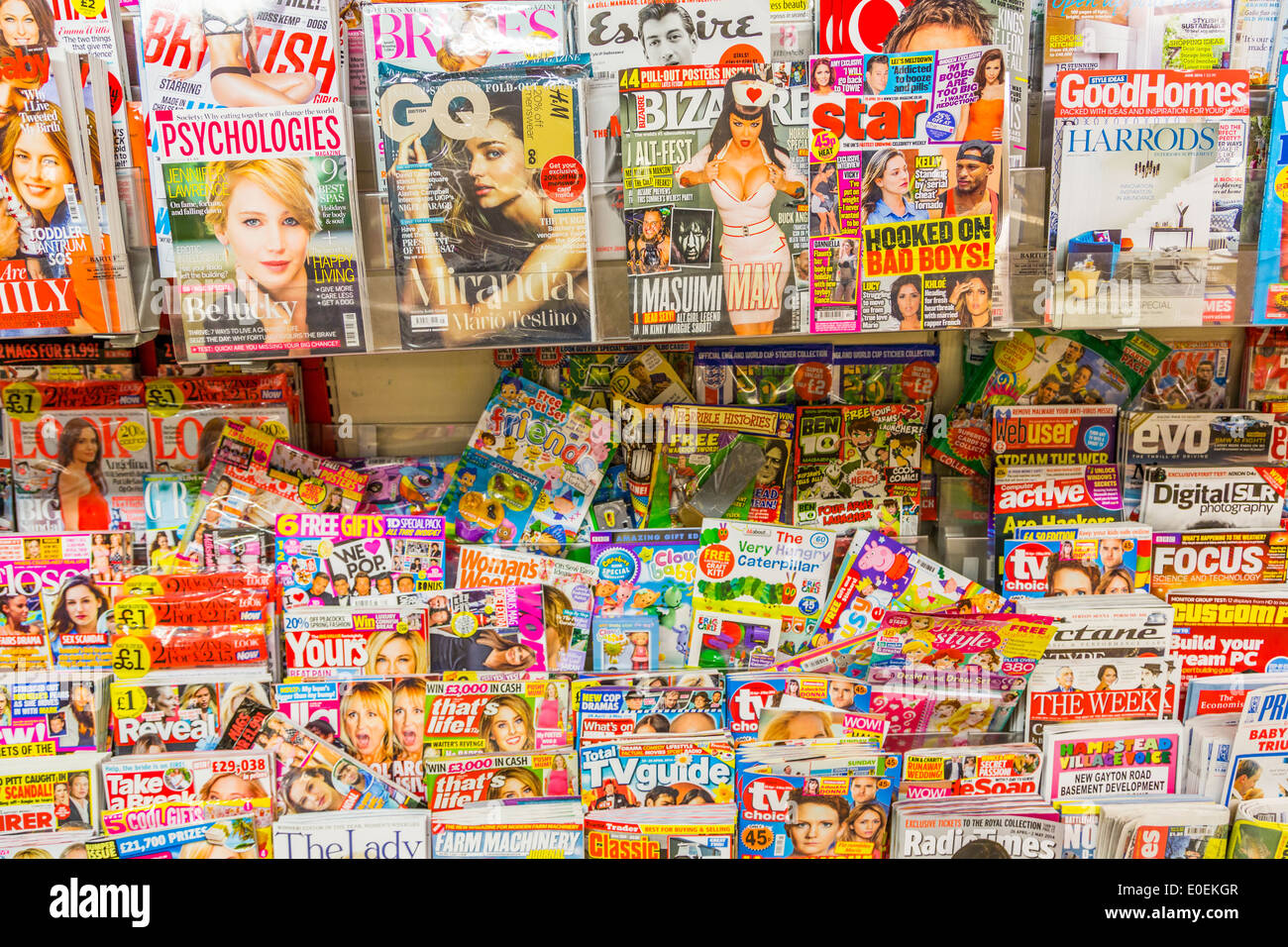 Una selección de revistas en venta en una tienda de periódicos Londres Inglaterra Reino Unido Foto de stock