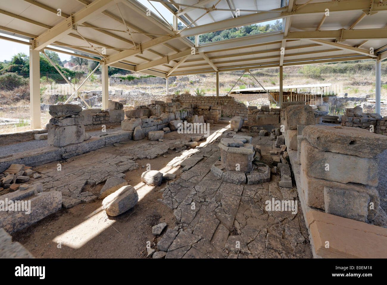 Edificio de la sala central bajo techo de protección al sitio arqueológico antiguo Eleutherna Katsivelos Creta Grecia Esta Foto de stock