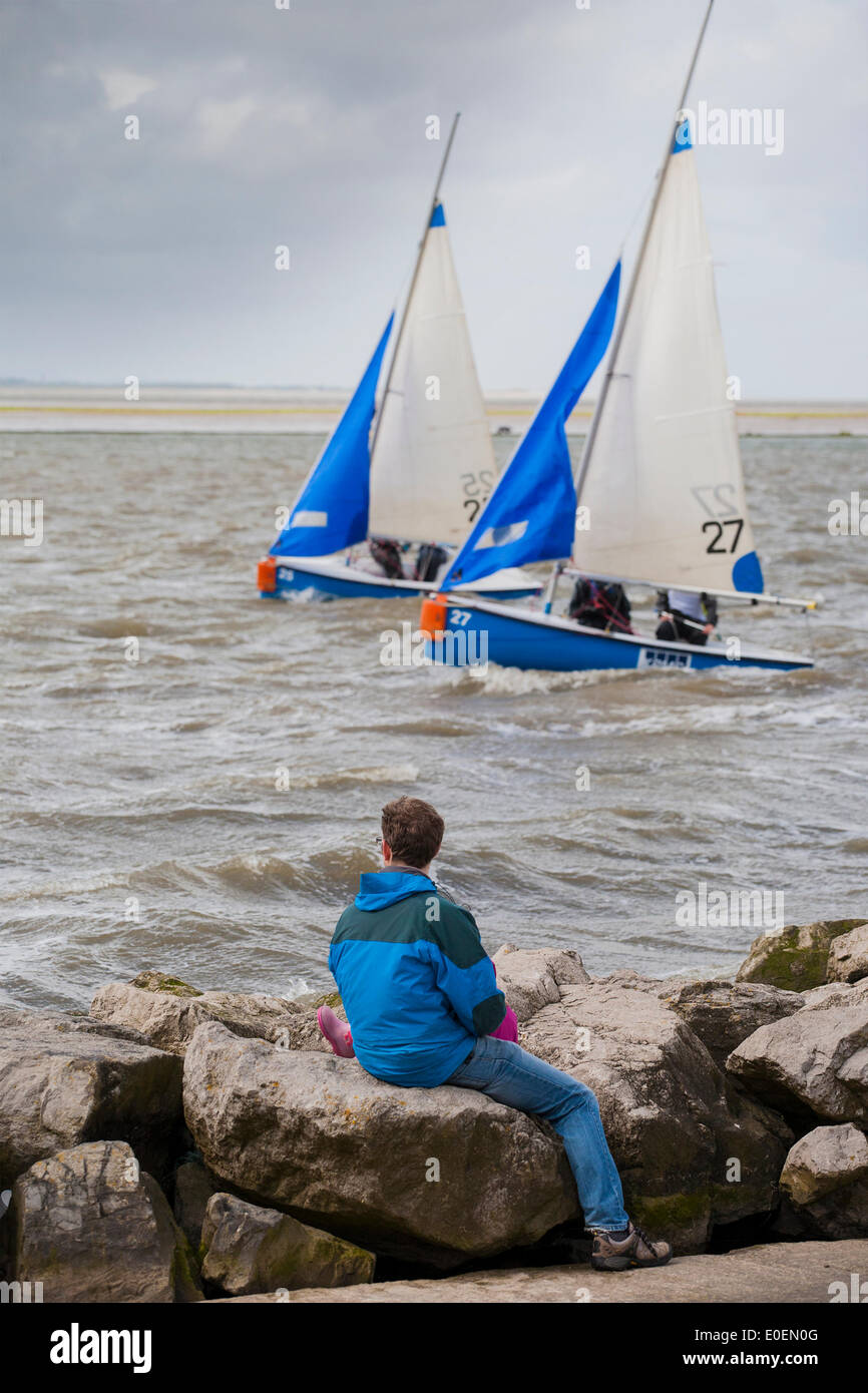 West Kirby, Liverpool, Reino Unido. 11 de mayo de 2014. Campeonato Abierto británico Team Racing Trophy 2014. Premier League vela el Trofeo 'Wilson' 200 marineros de clase olímpica competir anualmente en Kirby's marine anfiteatro en uno de los favoritos del mundo eventos donde miles de espectadores siguen 300 cortos, Sharp frenética carreras en tres-boat equipos compitiendo en un lago del tamaño de un campo de fútbol para ganar el codiciado título: "Wilson Trofeo campeón." crédito: Cernan Elias/Alamy Live News Foto de stock