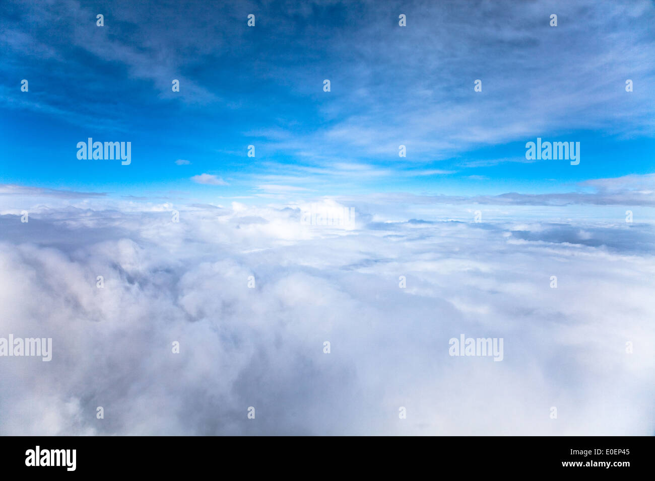 Über den Wolken - por encima de las nubes Foto de stock