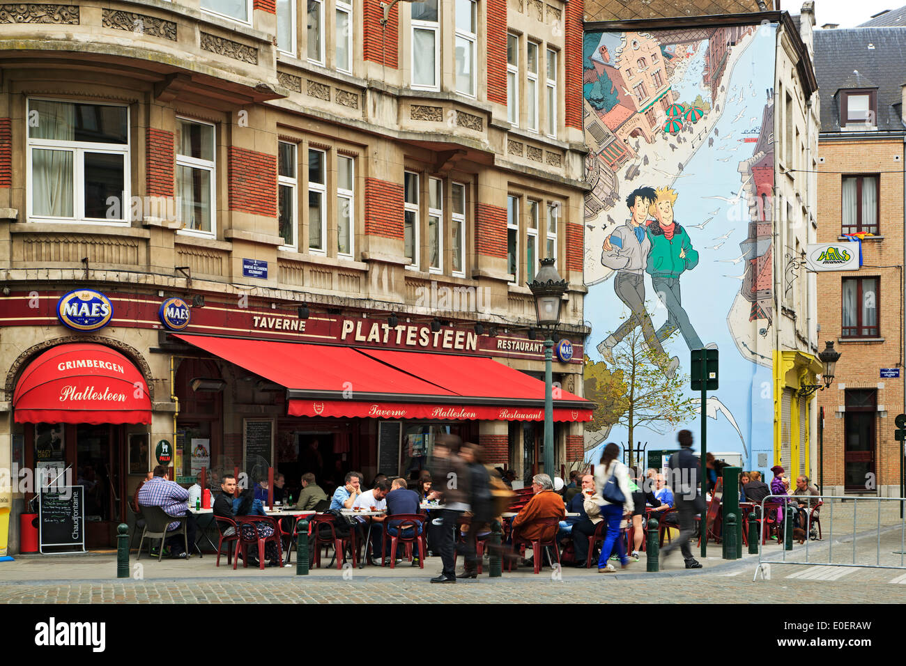 Cartoon pintado sobre un edificio y cafetería, tira cómica caminar, Bruselas, Bélgica Foto de stock