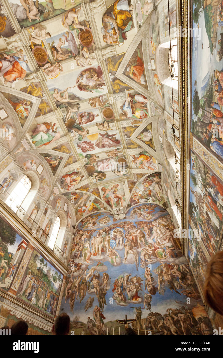 El techo y el extremo del altar de la Capilla Sixtina, pintada por Miguel Ángel; Ciudad del Vaticano, Roma Italia Foto de stock