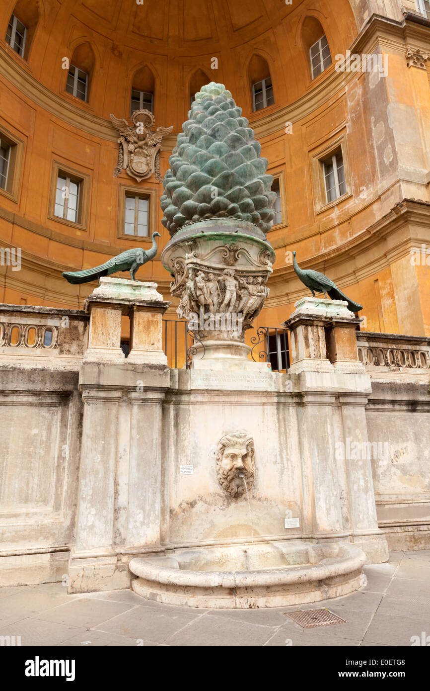 La Pigna, o cono de pino, un siglo 1 D.C. escultura en bronce romano ahora en patio Belvedere, los Museos del Vaticano, Roma, Italia Foto de stock