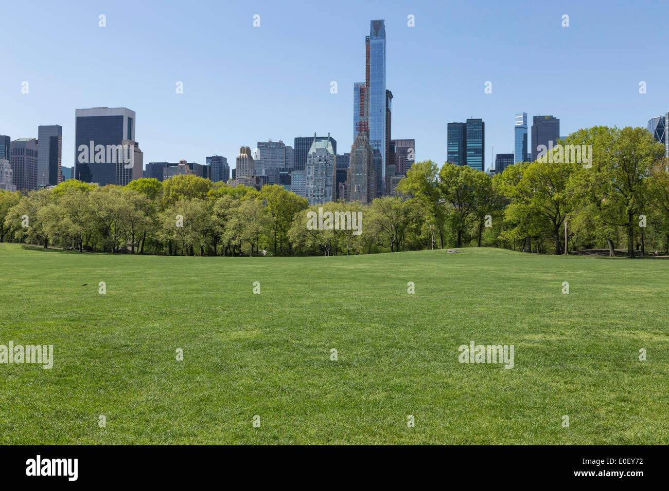 Sheep Meadow en Central Park y Midtown Manhattan ofrece 157 57th St Edificio en construcción, en la ciudad de Nueva York Foto de stock