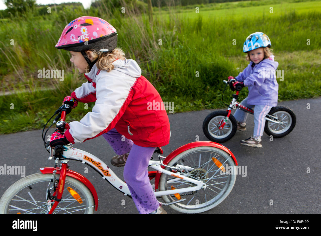 Bebé En Casco Que Aprende Montar En La Bici Foto de archivo - Imagen de  equilibrio, disfrutar: 16931588