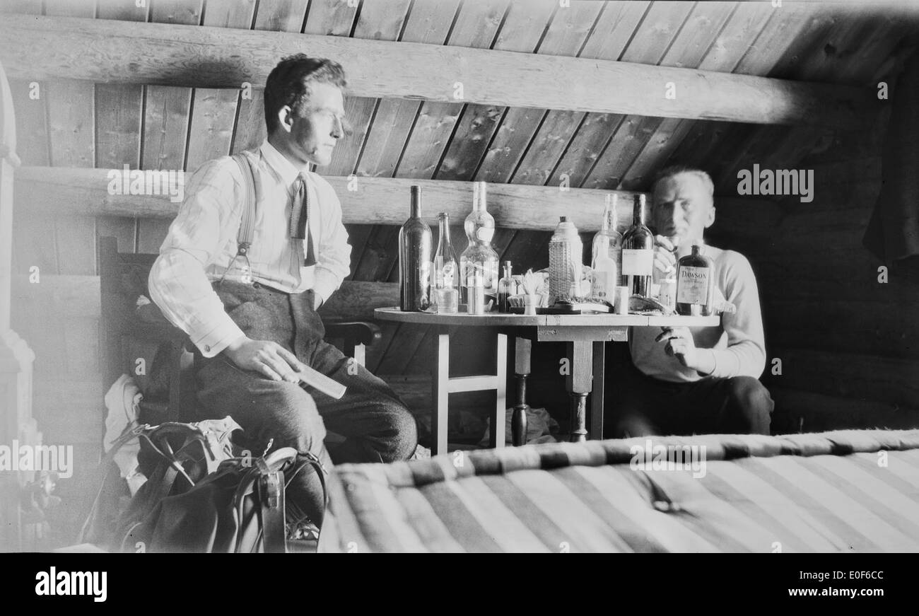 Tener una bebida en cabina Demmevasshytta por el glaciar Hardangerjøkulen, 1923. Foto de stock