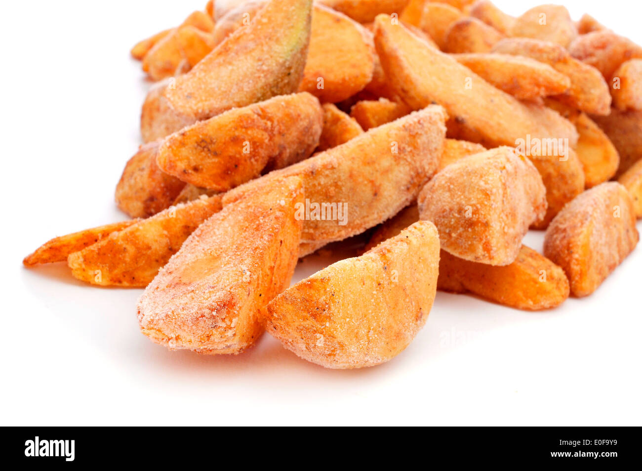 Patatas fritas congeladas en un plato sobre un fondo de madera. Producto  semiacabado a partir de patatas congeladas Fotografía de stock - Alamy
