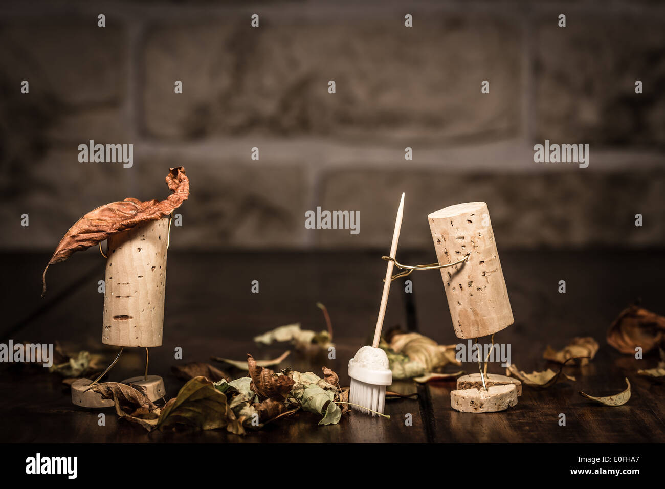 Concepto hombres limpiar hojas, figuras de corcho de vino Foto de stock