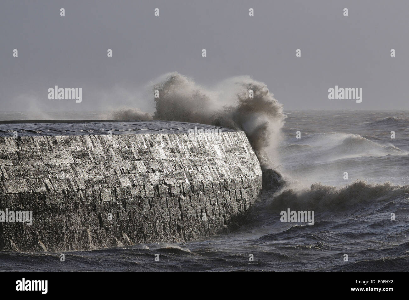 El Cobb de Lyme Regis costa de Dorset mar agitado tormenta ola Foto de stock