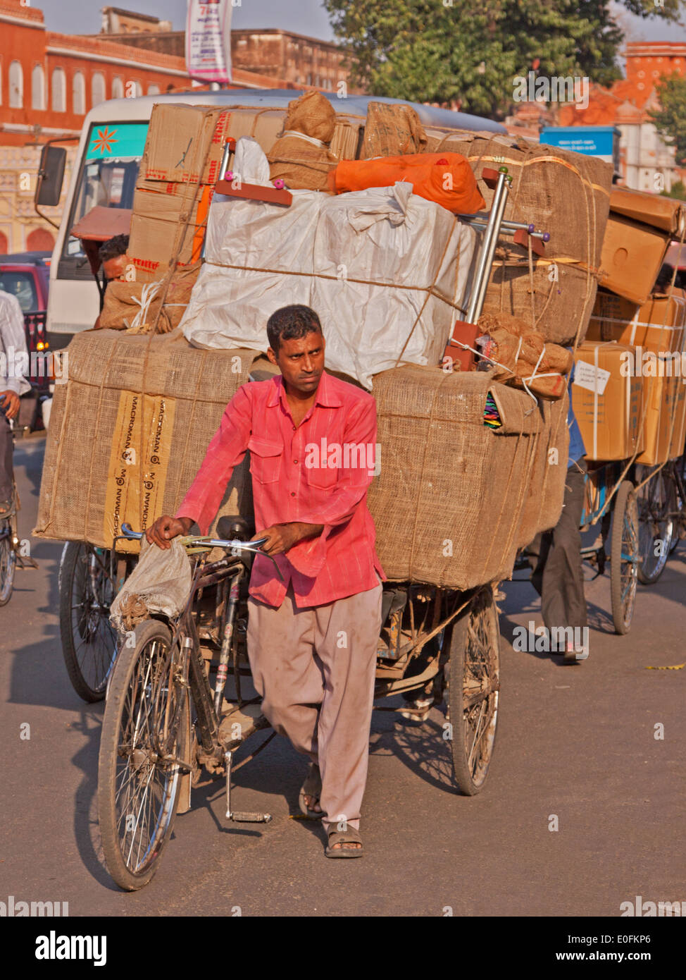 Un convoy de cargadores de Ciclo teniendo bienes a través del centro de Jaipur, en Rajasthan. Este es un método común para el transporte de mercancías Foto de stock