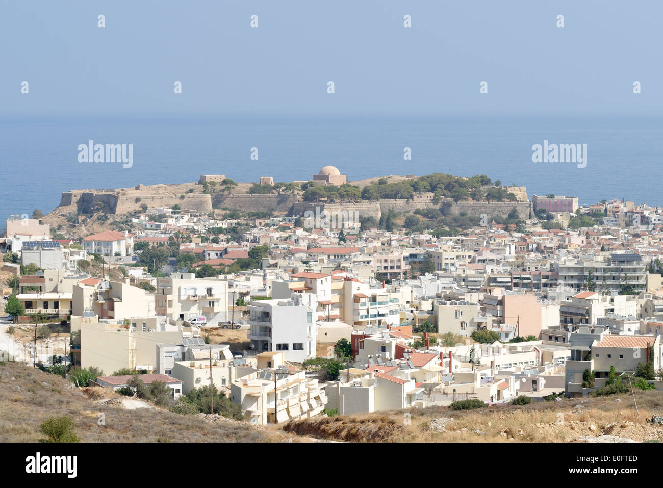 Vista panorámica de la ciudad de Rethymnon, la tercera ciudad más grande de la isla griega de Creta. Foto de stock