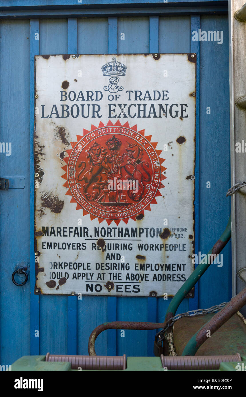 Vintage Letrero metálico, la publicidad, la Junta de Comercio Bolsa de  Trabajo Northampton, fijada a una puerta Fotografía de stock - Alamy