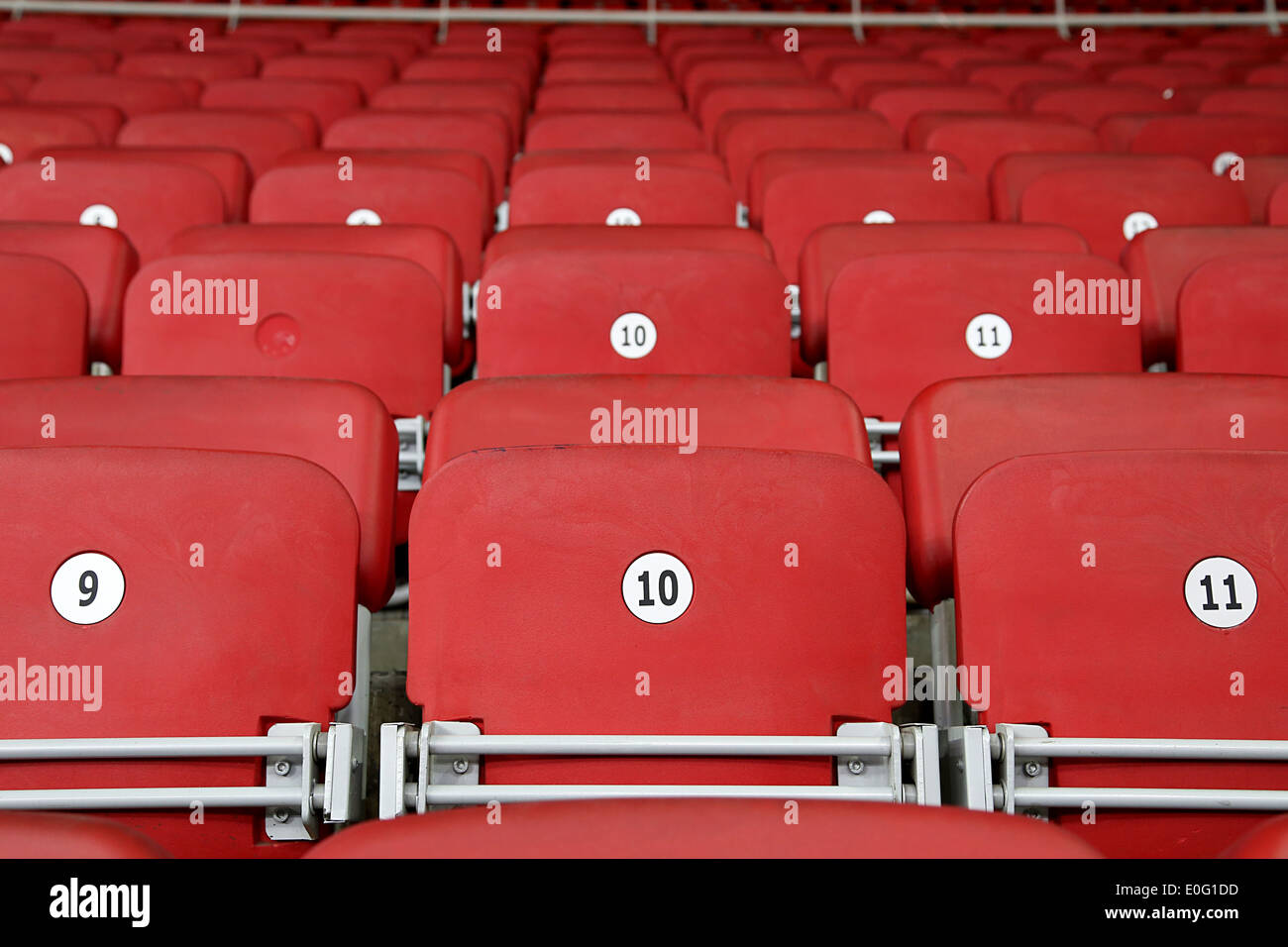 Los asientos del Estadio Tribuna rojo vacío Foto de stock