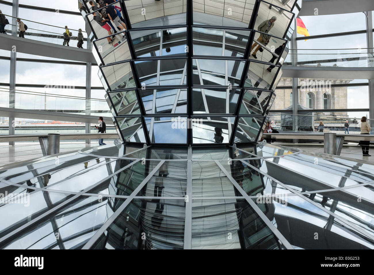 Cúpula de cristal del Reichstag de Berlín ALEMANIA Foto de stock