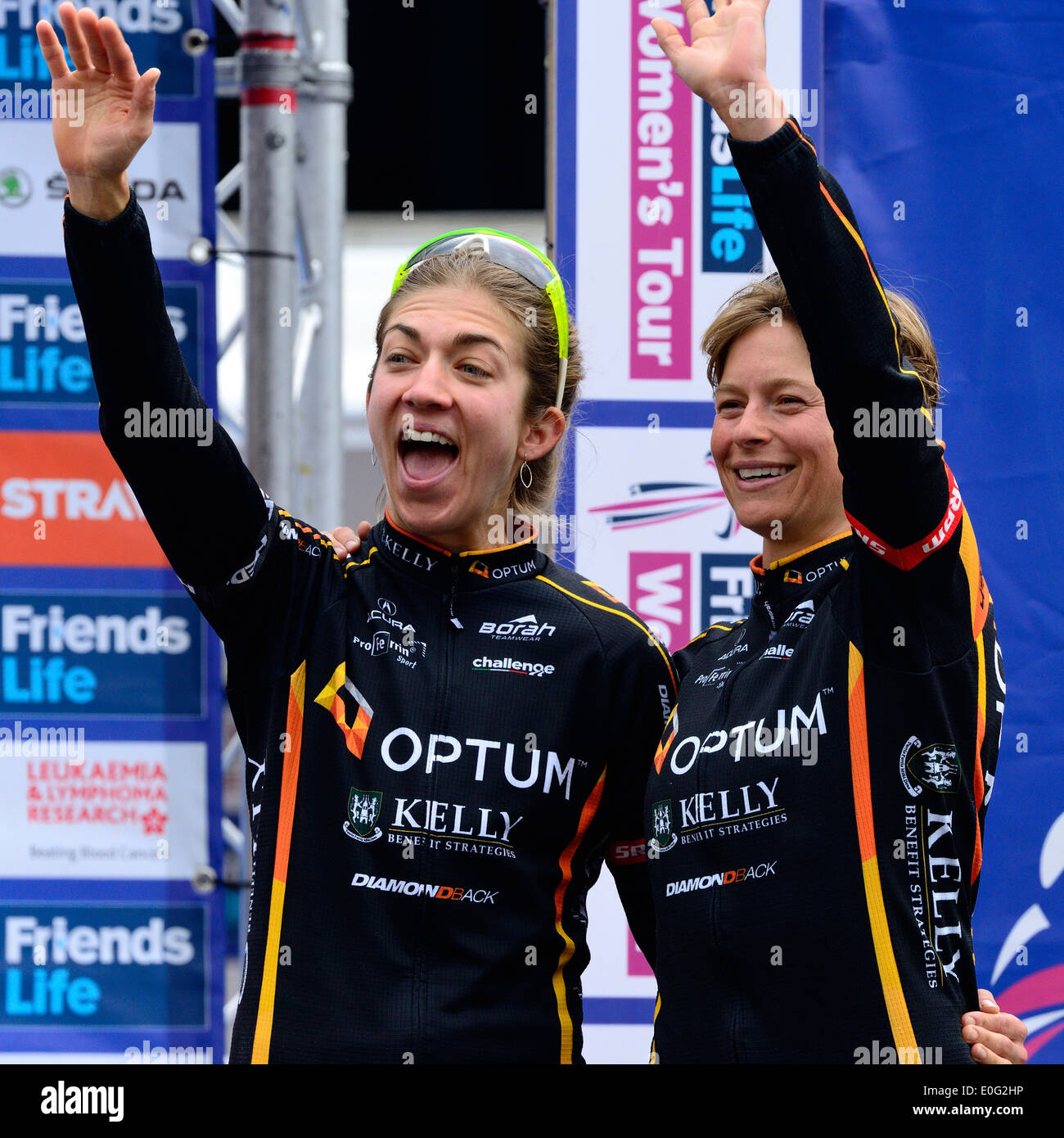 Janel Holcomb (L) y Lauren Hall (R) celebrar la victoria de su equipo.Amigos vida Womens Tour.carrera ciclista. En Bury St Edmunds UK.11/5/12 Foto de stock