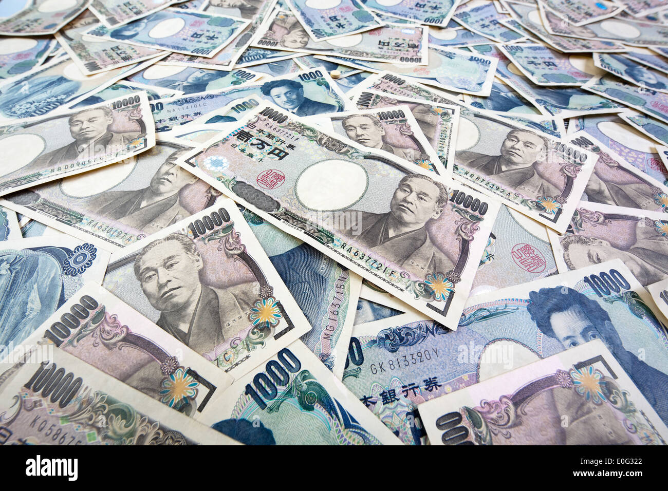 Un montón de billetes de banco en yenes de la moneda japonesa, el Yen Viele Geldscheine der japanischen Waehrung Foto de stock