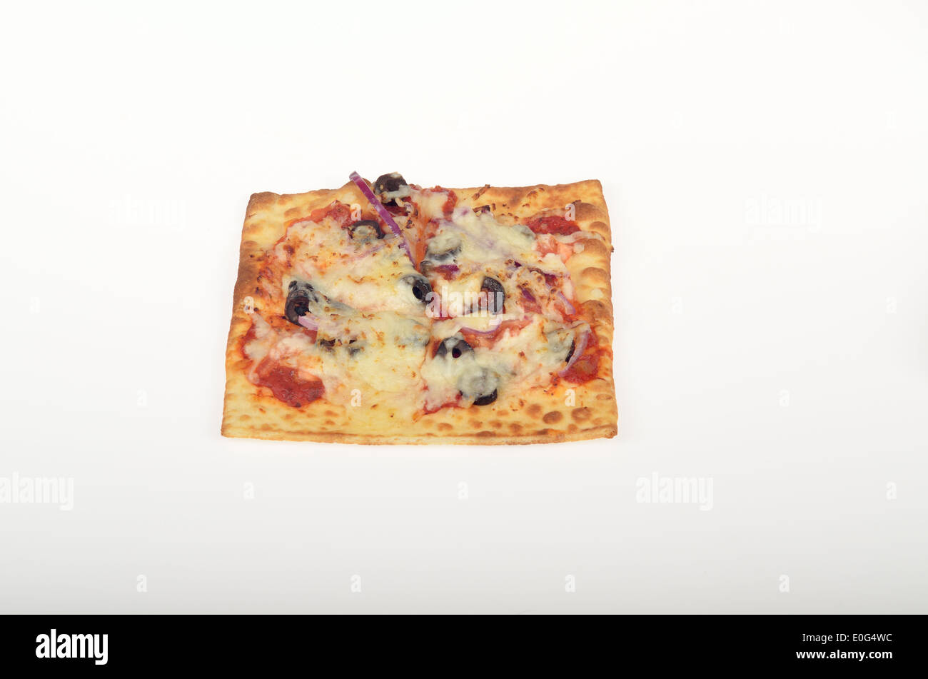 Sector cuadrado de Metro Flatizza cheese pizza sobre fondo blanco, recorte. Ee.Uu. Foto de stock