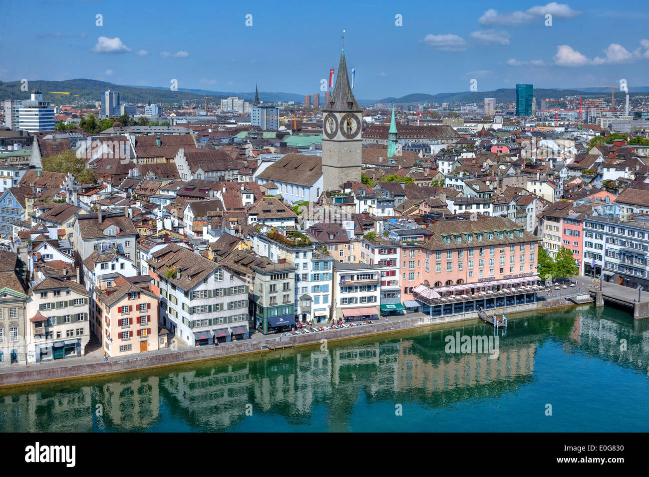 Zurich, San Pedro, la iglesia, Wuehre Limmat, Suiza Foto de stock
