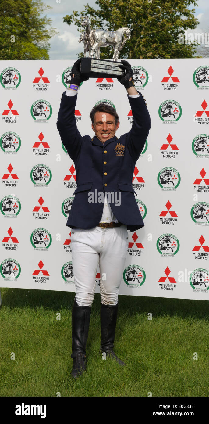 Badminton, Reino Unido. El 11 de mayo de 2014. Sam Griffiths con el Badminton Horse Trials Trophy - Show Jumping fase, Mitsubishi Motors Badminton Horse Trials, Badminton House, 11 de mayo de 2014 Crédito: Nico Morgan/Alamy Live News Foto de stock