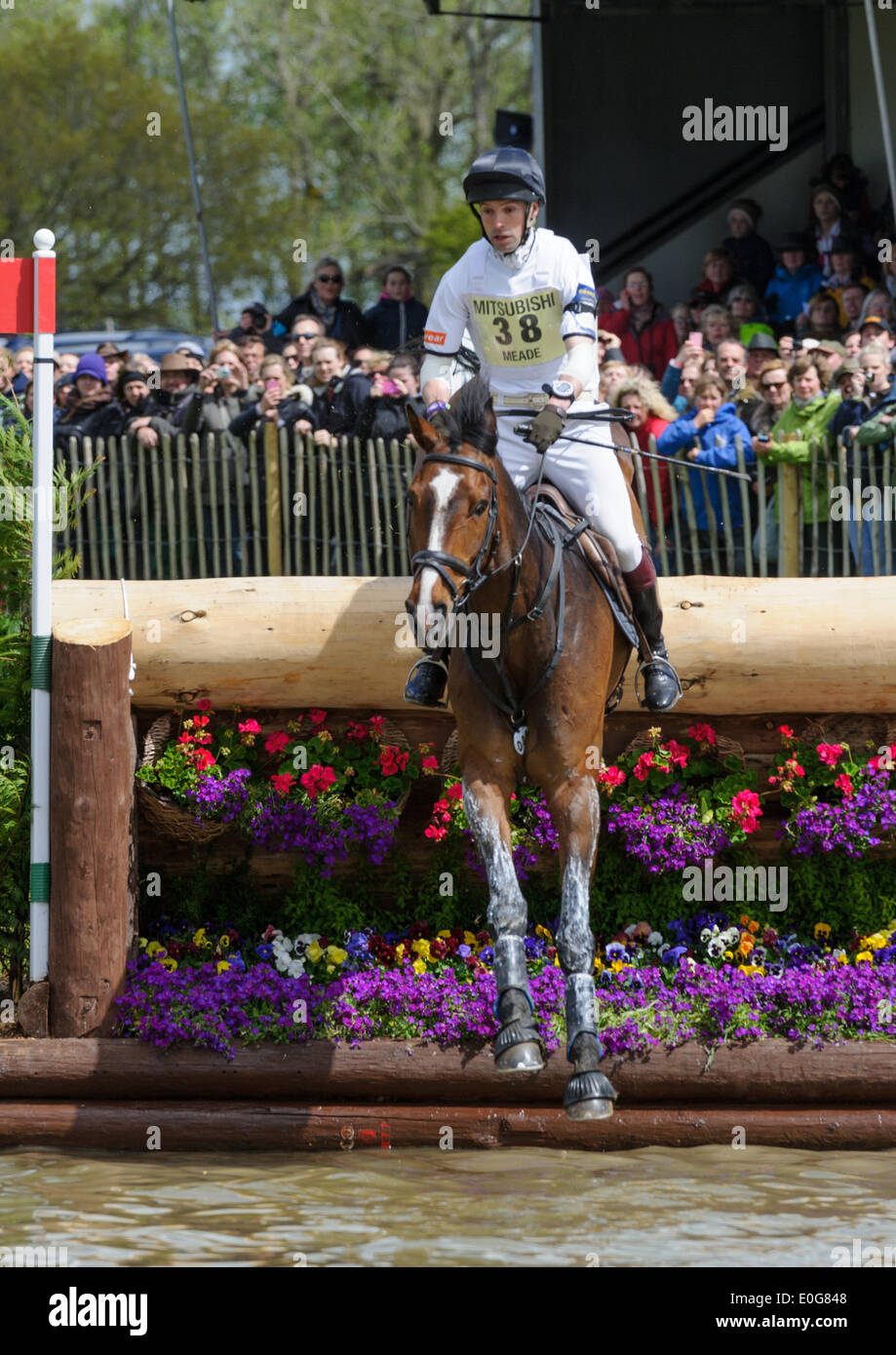 Badminton House, 10 de mayo de 2014. Harry Meade y salvaje LONE - fase de Cross Country, Mitsubishi Motors Badminton Horse Trials Foto de stock