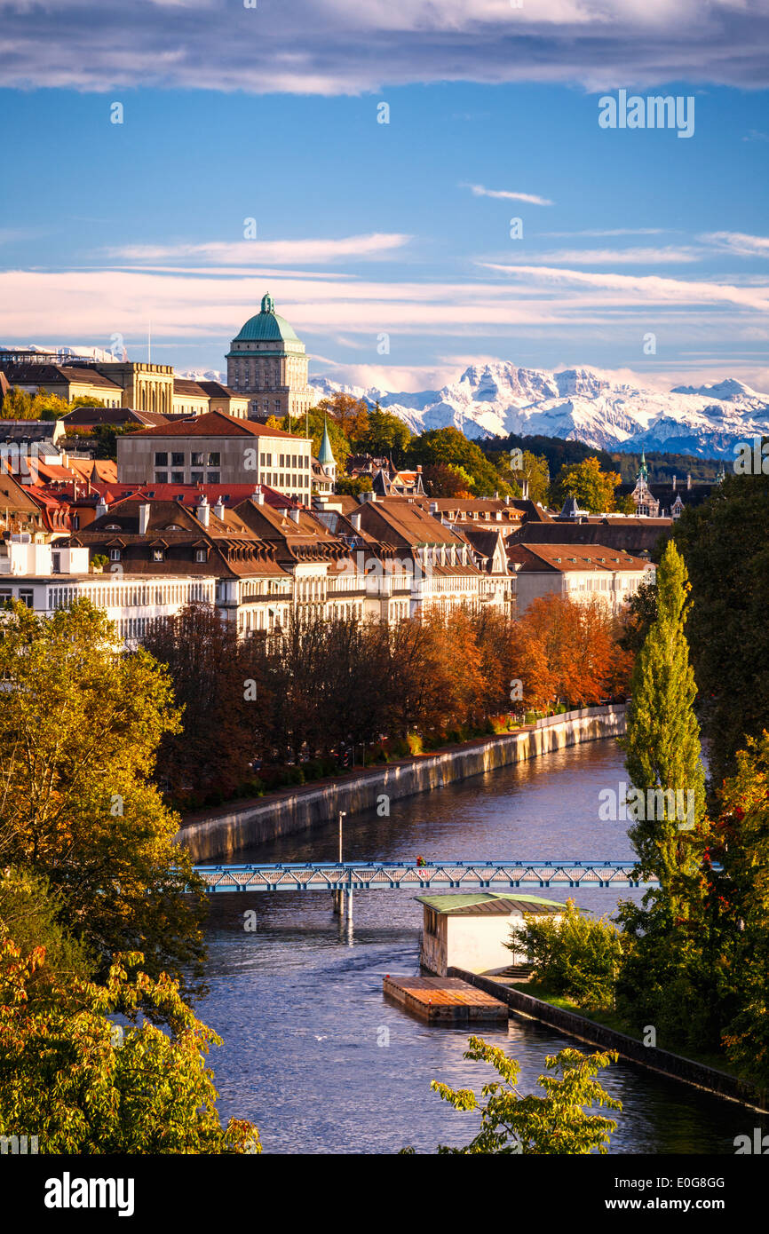 Zurich, vista del río Limmat y la ciudad antigua con Alpes nevados en el fondo. Foto de stock